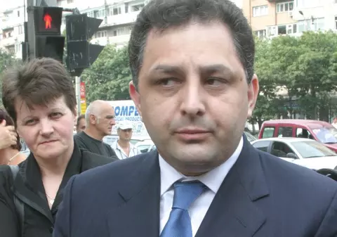 Vanghelie:”Luaţi-le banii la toţi şi votaţi pe cine vreţi!”
