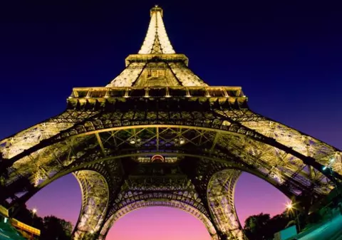 Turnul Eiffel, “obiect” de licitaţie