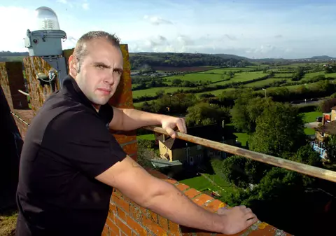 Nu poate să ajungă acasă decât cu elicopterul