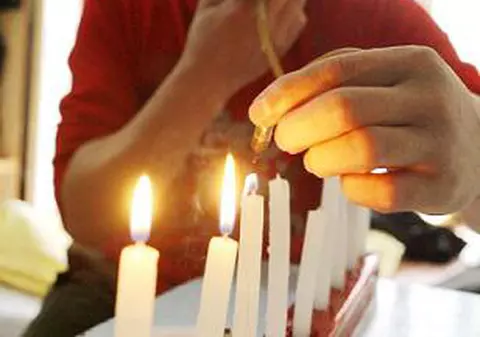 Suflă în lumânări cu ochii