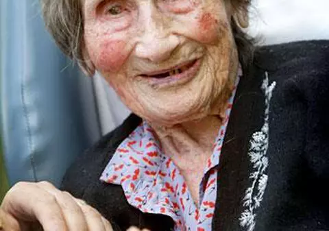 Are 99 de ani, e virgină şi caută iubit