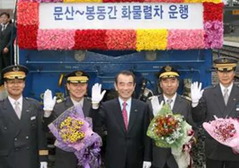 Primul tren de marfă dintre cele două Corei circulă aproape gol