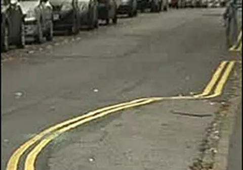 Se întâmplă şi la ei! Marcaje rutiere trase la mişto