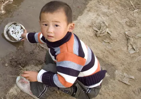 Pus să stea în genunchi două ore, pentru că a chiulit de la grădiniţă