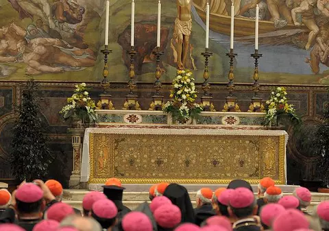 Un episcop a adoptat o femeie de 26 de ani