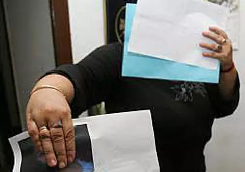 Doi români din Spania, acuzaţi că-şi torturau fiica