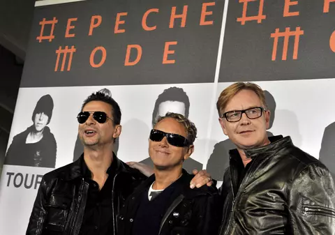 Se poate câştiga un tur backstage la concertul Depeche Mode