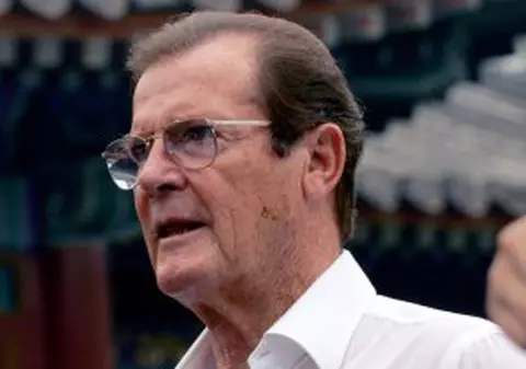 Roger Moore, comandor al Artelor şi Literelor, în Franţa