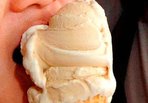 Le-a servit îngheţată cu fecale, din răzbunare