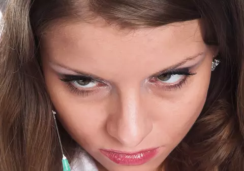 Asistentele din Marea Britanie şi-au pus poze topless pe internet