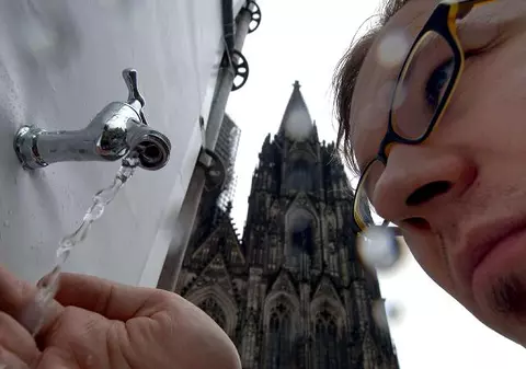 Semn divin? Apa potabilă s-a transformat în vin