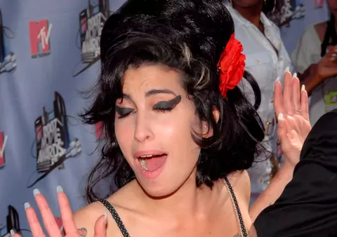 Amy Winehouse vrea şi ea la scientologi