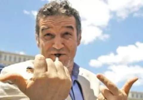 Becali: "Nu ştiu eu să umblu cu globurile astea!"