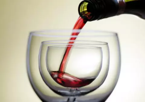 Fumătorii pot evita cancerul pulmonar cu vin roşu