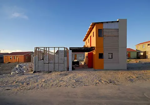 Case ecologice, făcute din saci de nisip