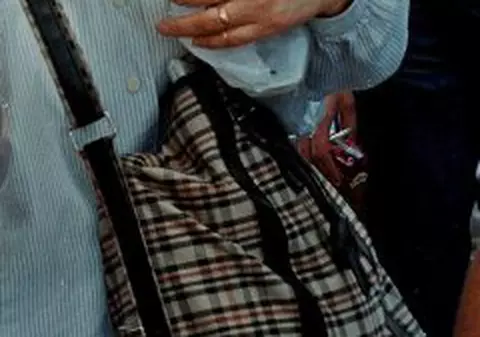 Hoţi fugăriţi de o bunicuţă!