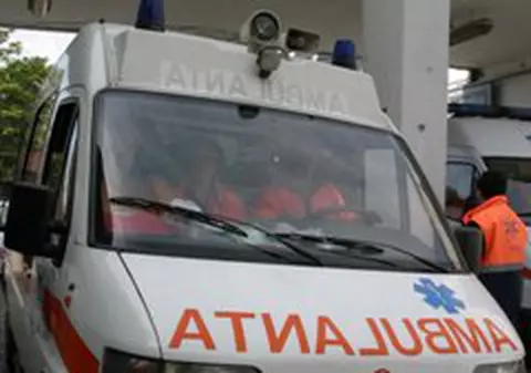 O ambulanţă cu pacienţi a luat foc în trafic