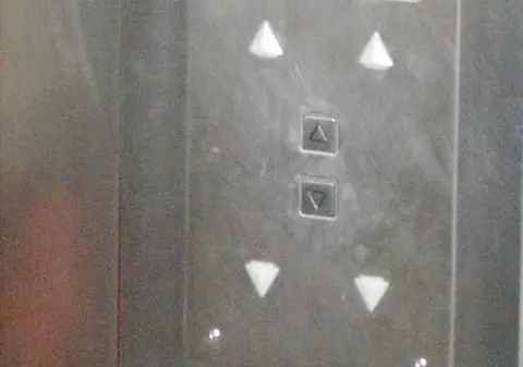 Căzut în casa liftului