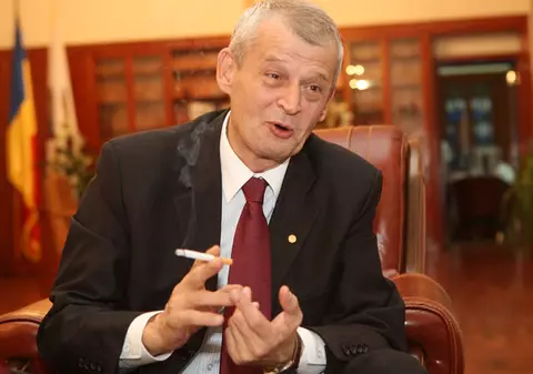 Oprescu vorbeşte cu bucureştenii despre problemele lor...la telefon