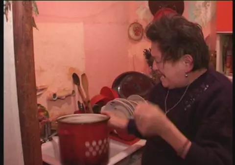 O muiere "afumată" a băgat pompierii în sperieţi 