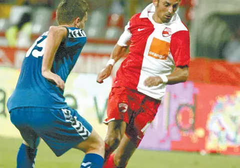 Cine ajunge în grupe?