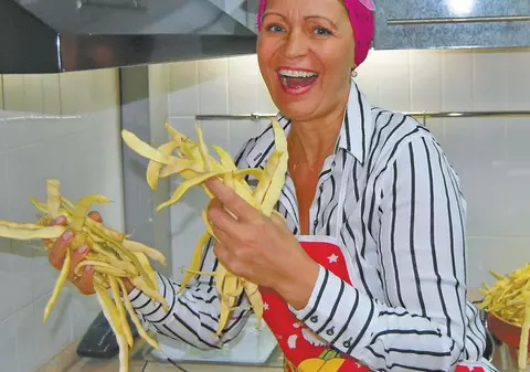 Matilda Pascal-Cojocăriţa pune fasole la borcan pentru iarnă