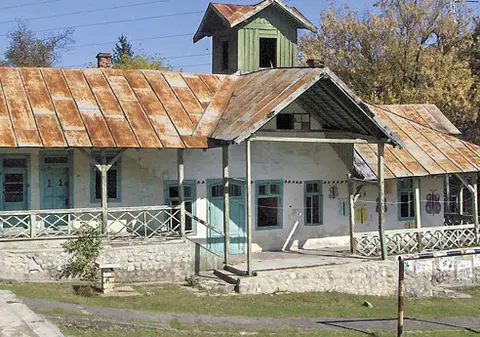 Tabăra Lotru, transformată în fânar