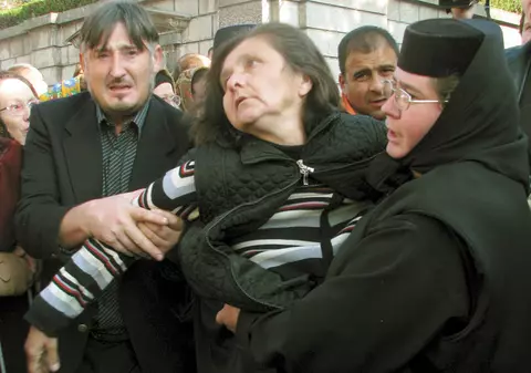 Sărbătoarea Sf. Parascheva, întreruptă de o "posedată"