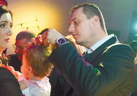 Au umplut o cameră cu cadouri