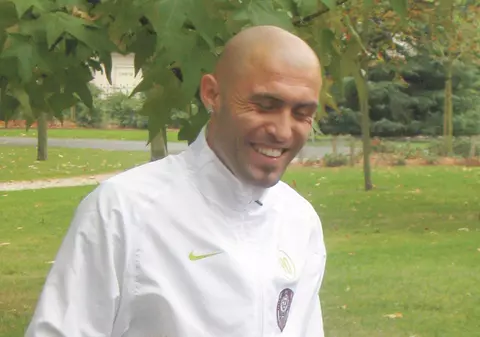 Tony vine cu "şatra" la meci