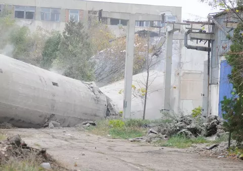 Au dărâmat turnul de apă peste o clădire