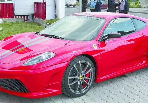 Săraci, săraci, dar cumpărăm Ferrari!