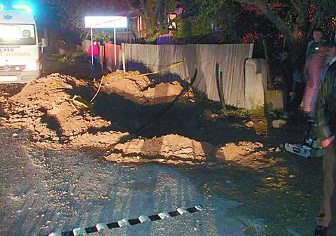 Au murit din cauza unei gropi nesemnalizate
