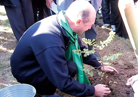 Băsescu a plantat câte un copac pentru fiecare membru al familiei
