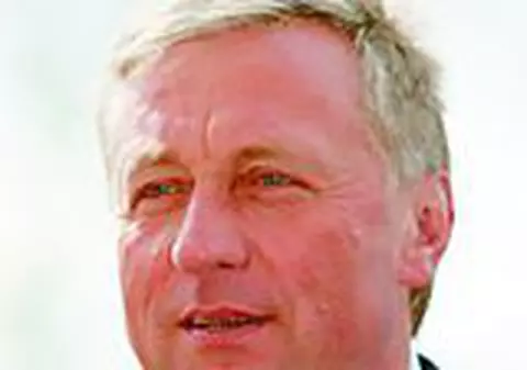 Premierul ceh a izbit de zid un paparazzo
