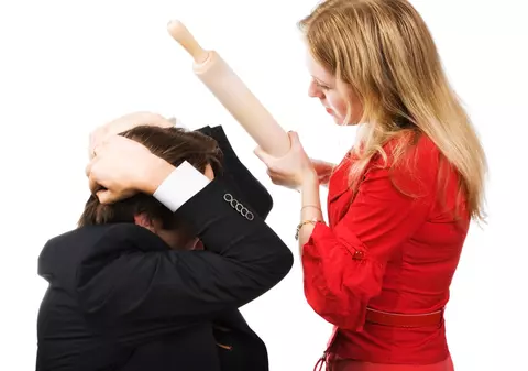 Divorţează pentru că soţia îl bate în fiecare seară