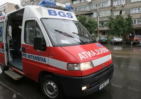  Şoferul unei ambulanţe, bătut de familia unui pacient