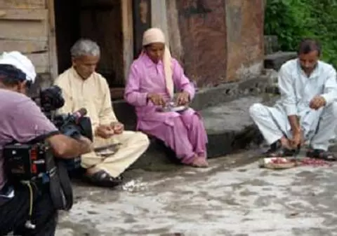 ”Aşa e tradiţia. Mai mulţi fraţi au aceeaşi soţie!”