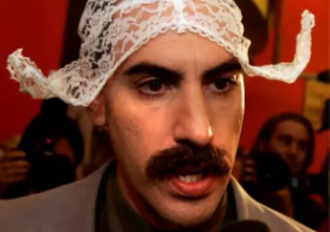 “Borat”, deghizat în homosexual la un protest anti-gay din Los Angeles