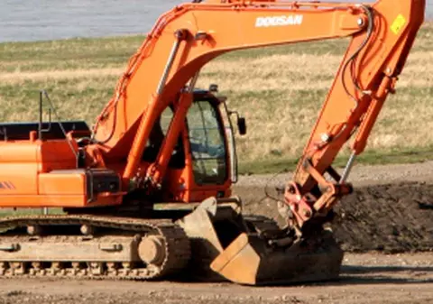 S-a răzbunat pe prietenul său zdrobindu-i maşina