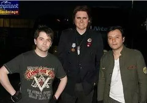 Manic Street Preachers folosesc versurile colegului dispărut