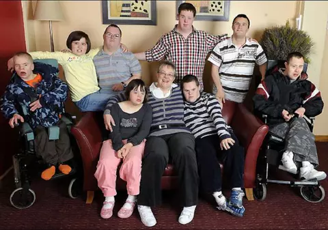 A adoptat 8 copii cu dizabilităţi