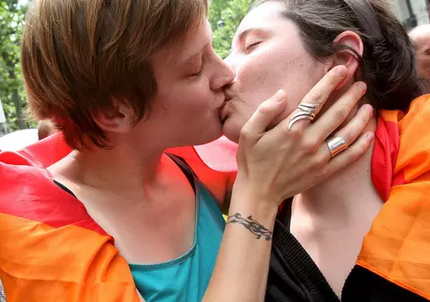 O profesoară are o relaţie intimă cu o elevă