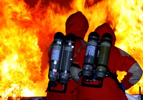  Magazinul unui român, incendiat de italieni