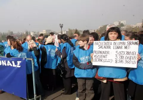200.000 de profesori în grevă de avertisment