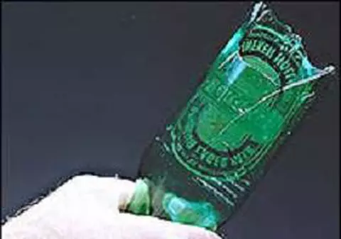 L-a tăiat pe faţă cu o sticlă spartă