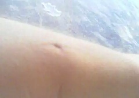 A muşcat de mână vânzătoarea ca să nu plătească