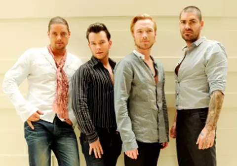 Membrii Boyzone s-au bătut cu trupa Rihannei într-un bar