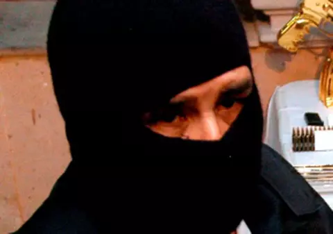 Două benzinării dâmboviţene au fost jefuite de mascaţi