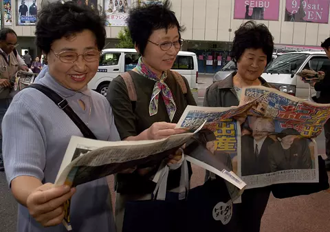 Oamenii fericiţi citesc ziare, cei trişti se uită la TV